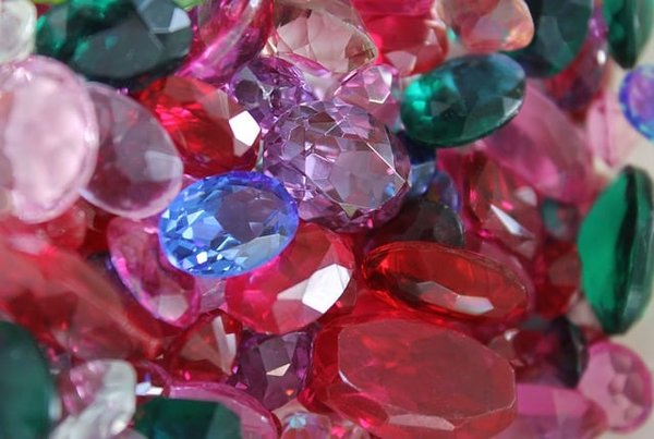 Quels sont les matériaux et les techniques utilisés pour fabriquer des bijoux originaux ?