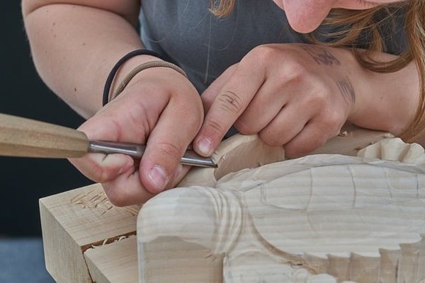 Quelles sont les origines et les traditions du bois sculpté ?