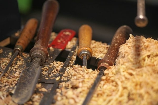Quels sont les outils et les gestes indispensables pour sculpter le bois ?